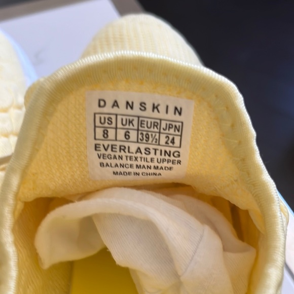 Danskin Women's Everlasting Scalloped Sneaker, Sz. 8 NEW W/O Box - Picture 6 of 10